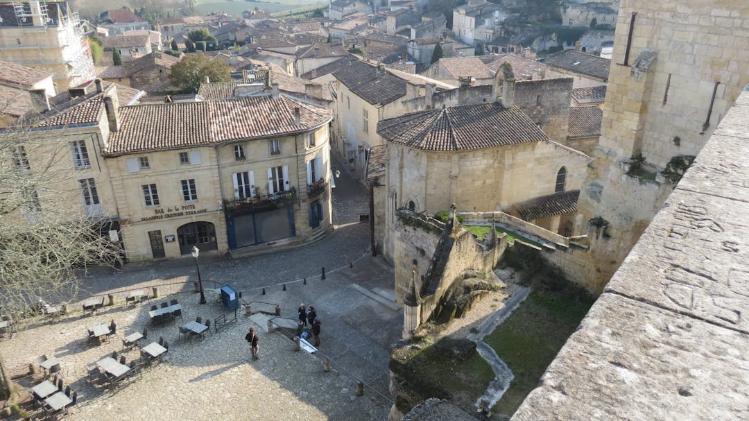 A free self-guided tour of Saint Emilion (by a professional guide)